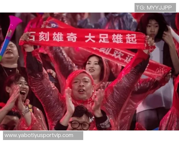 2025铁人荣耀时刻全队齐心协力捧杯共庆冠军荣耀之夜