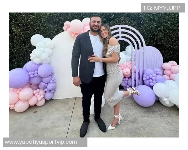 科嫂携大女儿娜塔莉亚共庆约内斯库生日三位美女同台展风采